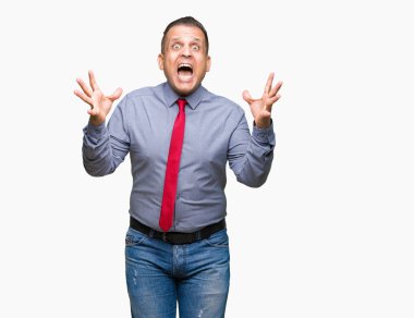 Üzerinde kırmızı kravat giyen orta yaş Arap adam deli kutluyor arka plan izole ve başarı için kaldırdı kollarını açarak hayrete ve heyecanlı çığlık gözleri açık. Kazanan kavramı