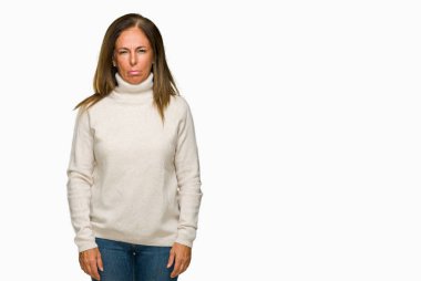 İzole arka plan şüpheci ve sinir, papatyanın üzgün üzerinde sorunu nedeniyle kış kazak giyen güzel orta yaş yetişkin kadın. Negatif kişi.