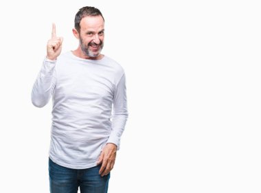 Başarılı fikirle izole arka plan işaret parmağı üzerinde beyaz t-shirt giyen orta yaş ağarmış komuta sizde. Çıktıktan ve mutlu. Bir numara.