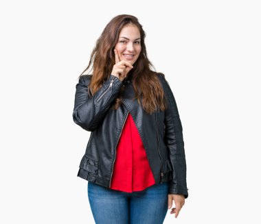 Artı boyutu genç kadın güzel üzerinde bir moda deri ceket giyiyor emin çapraz kollar ve çeneme kaldırdı el ile gülümseme ile kameraya bakarak arka plan izole. Pozitif düşünce.
