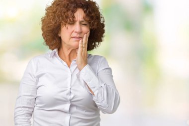 Diş ağrısı veya dişlerde dişlerle ilgili hastalık nedeniyle ağız acı ifadesi ile el ile dokunmak izole arka plan güzel orta ager üst düzey businees kadın. Diş hekimi kavramı.