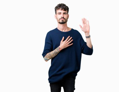 Yakışıklı delikanlı izole arka plan üzerinde göğüs ve bir sadakat sözü yemin yapma avuç, el ile küfür