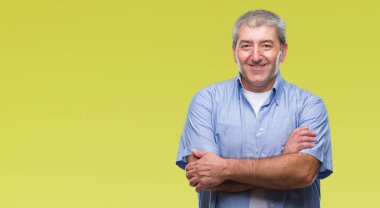 Kameraya bakarak çapraz silah ile gülümseyen izole arka plan mutlu yüzüne yakışıklı komuta sizde. Olumlu bir kişi.