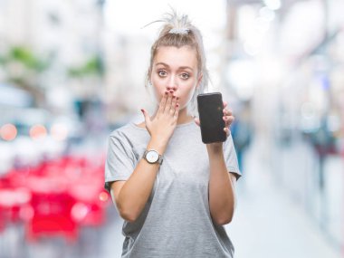 Hata, korku, sessizlik içinde gizli kavramı korkmuş ifade için utanç ile izole arka kapak ağız el ile üzerinden akıllı telefon ekranını göstermeyi sarışın genç kadın şok