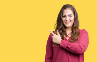 Güzel artı boyutu genç kadın izole yüzünden yan gösteren reklam, ciddi ve sakin yüz el parmak ile işaret arka plan