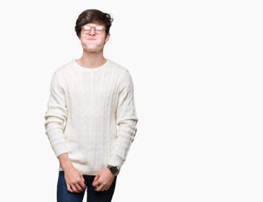 Komik surat ile yanakları şişirme izole arka plan üzerinde gözlük takan yakışıklı delikanlı. Ağız ile hava, deli ifade şişirilmiş.