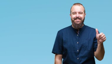 Genç beyaz hipster adam ve parmak gülümseyen süre bir numara ile kendinden emin ve mutlu yukarıyı gösteren izole arka plan.