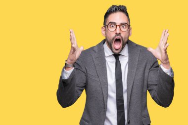 Genç yakışıklı iş adam deli kutluyor arka plan izole ve başarı için kaldırdı kollarını açarak hayrete ve heyecanlı çığlık gözleri açık. Kazanan kavramı