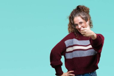 Güzel esmer kıvırcık saçlı Genç kız mutlu yaşasın el ile jest yapıyor izole arka plan üzerinde gözlük takıyorum. Kameraya bakarak başarı gösteren ile ifade onaylama.