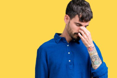 İzole arka burun ve göz yorgunluğu ve baş ağrısı duygu sürtünme yorgun genç yakışıklı adam. Stres ve hayal kırıklığı kavramı.