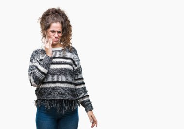 Güzel esmer kıvırcık saçlı Genç kız acı ifadesi ile el ile ağız diş ağrısı veya dişlerde dişlerle ilgili hastalık nedeniyle dokunmadan izole arka plan üzerinde gözlük takıyorum. Diş hekimi kavramı.