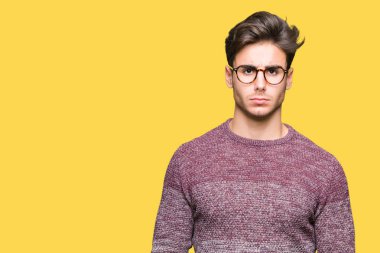 Sorunu nedeniyle izole arka plan şüpheci ve sinir, papatyanın üzgün üzerinde gözlük takan yakışıklı delikanlı. Negatif kişi.