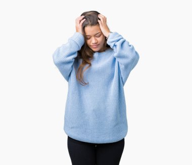 Çünkü çaresiz ve stresli baş ağrısı acı izole arka plan üzerinde mavi kış kazak giyen genç güzel esmer kadın ağrı ve migren. Ellerini kafasına.