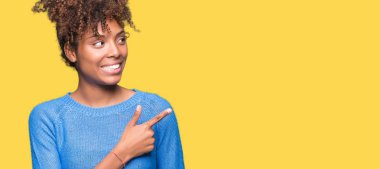 Güzel genç Afro-Amerikan kadın izole arka neşeli bir gülümseme ile el ve parmak kadar yan yüzünde mutlu ve doğal ifade ile işaret yüz üzerinden