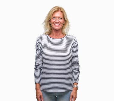 Orta yaş izole arka plan ile bir mutlu ve güzel sarışın kadın yüzündeki gülümseme. Şanslı kişi.