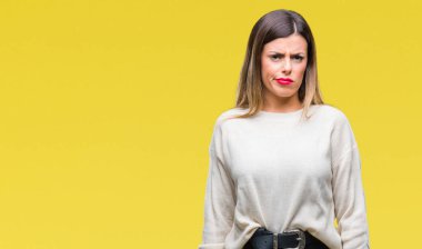 Genç güzel kadın rahat beyaz kazak izole arka plan şüpheci ve gergin, çatık sorunu nedeniyle üzgün. Negatif kişi.