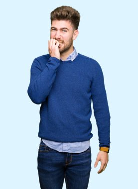 Genç yakışıklı bussines adam stresli ve gergin elle çivi ısırma ağzına bakan. Anksiyete sorunu.