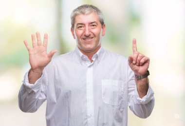 Üst düzey yakışıklı gösteren ve parmakları ile işaret izole arka plan üzerinde kendinden emin ve mutlu gülümseyerek süre 6 numara.