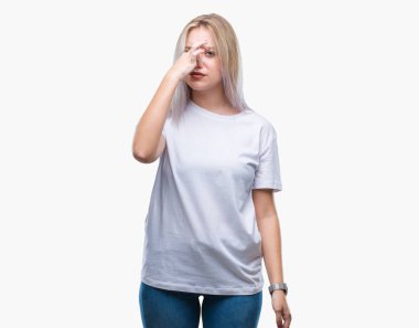 Sarışın genç kadın bir şey pis ve iğrenç kokulu izole arka plan, dayanılmaz koku, holding nefes burun parmaklar ile. Kötü kokuyor kavramı.