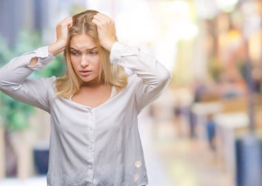 Çünkü çaresiz ve stresli baş ağrısı acı izole arka plan üzerinde beyaz genç kadın acı ve migren. Ellerini kafasına.