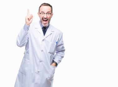 Başarılı fikirle izole arka plan işaret parmağı üzerinde beyaz önlük giyen orta yaş üst düzey ağarmış profesyonel adam. Çıktıktan ve mutlu. Bir numara.