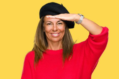 Moda bere üzerinde giyen orta yaş yetişkin kadın arka plan ile büyük ve büyük boy işaret, ölçü birimi sembol gösteren el eller izole. Kameraya bakarak gülümsüyordu. Ölçüm kavramı.