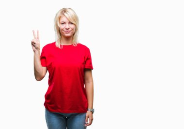 Gösterilen ve parmakları ile işaret izole arka plan üzerinde kırmızı t-shirt giyen genç güzel sarışın kadın ikincisi ise kendinden emin ve mutlu gülümseyerek.
