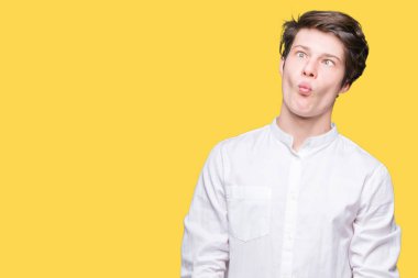 Genç yakışıklı iş adamı izole arka plan yapma balık yüzüne dudaklı, çılgın ve komik bir jest. Komik ifade.