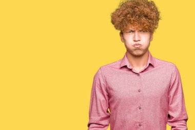 Komik surat ile yanakları şişirme afro saçlı Genç yakışıklı iş adamı. Ağız ile hava, deli ifade şişirilmiş.