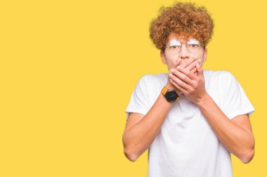 Yakışıklı genç afro saçlı gözlüklü ağız hata için elleriyle kapsayan şok. Gizli kavramı.