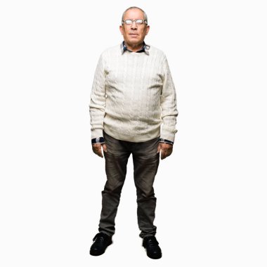 Yüzünde gözlük ve ciddi ifade ile kış Kazak giymiş yakışıklı komuta sizde. Basit ve doğal kameraya bakıyor.