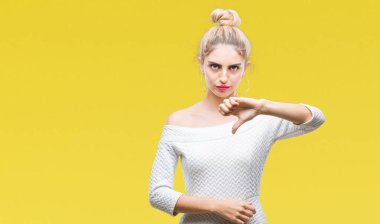 Genç güzel sarışın ve mavi gözlü kadın yüzünden mutsuz ve kızgın ret gösterilen ve başparmak aşağı hareketi ile negatif seyir izole arka plan. Kötü ifade.