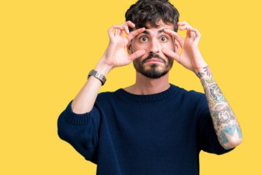 Yakışıklı delikanlı ile parmak, Uykulu ve sabah yorgunluk için yorgun gözlerini açmaya çalışırken izole arka plan üzerinde