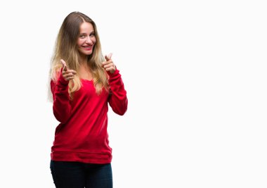 Fotoğraf makinesi ile mutlu ve komik yüz için parmakları işaret izole arka plan üzerinde kırmızı kazak giyen genç güzel sarışın kadın. İyi enerji ve vibes.