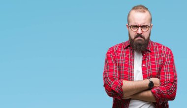İzole arka plan şüpheci ve çapraz kolları olan yüzündeki gergin, onaylamayan ifade gözlüklü Genç beyaz hipster adam. Negatif kişi.
