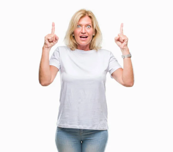 Middle Age Blonde Woman Isolated Background Amazed Surprised Looking Pointing — Stock Photo, Image