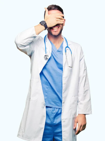 Bonito Médico Vestindo Uniforme Médico Sobre Fundo Isolado Sorrindo Rindo — Fotografia de Stock