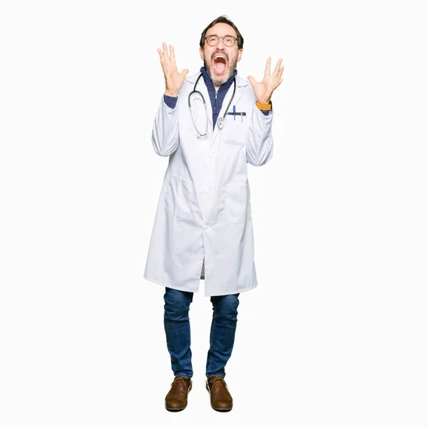 Όμορφος Μέση Ηλικία Γιατρός Άνθρωπος Φορώντας Ιατρική Παλτό Τρελό Και — Φωτογραφία Αρχείου