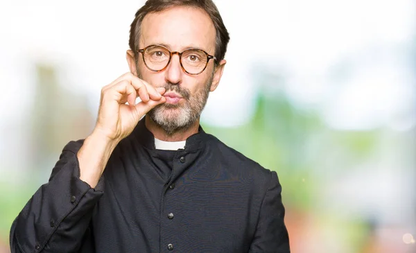 中年僧侶男カトリック ローブ口と指で Zip としてシャット唇を身に着けています 秘密と沈黙 タブーの話 — ストック写真