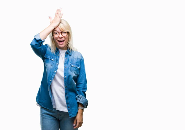 Joven Hermosa Mujer Rubia Con Gafas Sobre Fondo Aislado Sorprendido —  Fotos de Stock