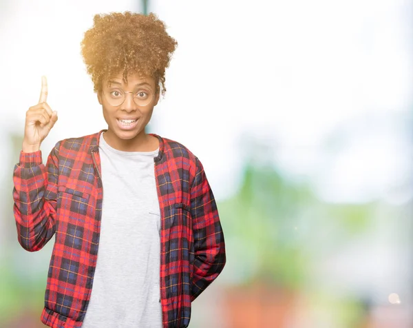 Bella Giovane Donna Afroamericana Che Indossa Occhiali Sfondo Isolato Puntando — Foto Stock