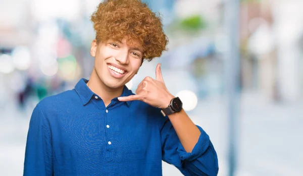 Joven Hombre Guapo Elegante Con Pelo Afro Sonriendo Haciendo Gesto —  Fotos de Stock