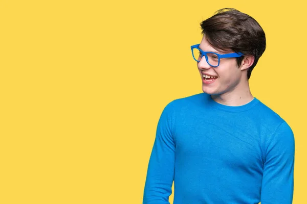 Joven Hombre Guapo Con Gafas Azules Sobre Fondo Aislado Mirando —  Fotos de Stock