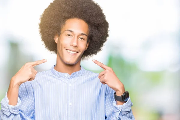 Unga Afroamerikanska Man Med Afro Hår Leende Självsäker Visar Och — Stockfoto