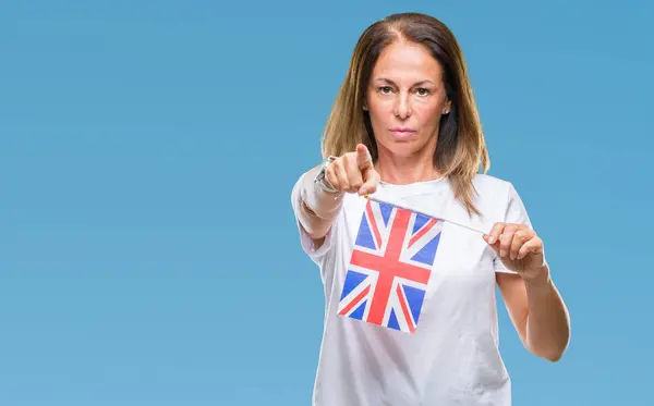 Mulher Hispânica Meia Idade Segurando Bandeira Reino Unido Sobre Fundo — Fotografia de Stock