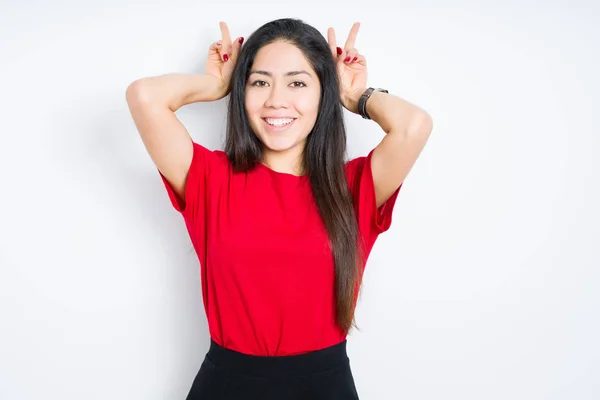 Schöne Brünette Frau Trägt Rotes Shirt Über Isoliertem Hintergrund Posiert — Stockfoto