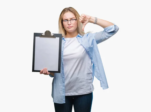 Young Caucasian Business Woman Holding Clipboard Isolated Background Angry Face — Stock Photo, Image