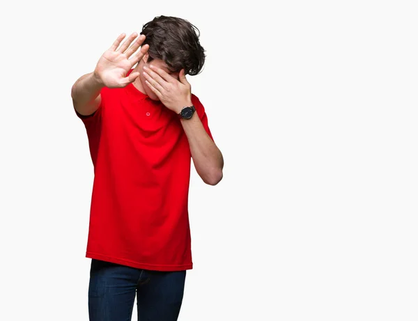 Jeune Bel Homme Portant Shirt Rouge Sur Fond Isolé Couvrant — Photo