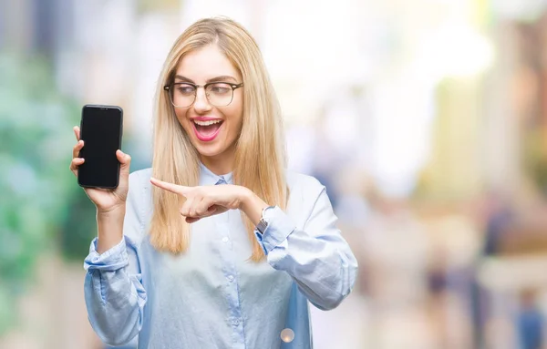 Jonge Mooie Blonde Zakelijke Vrouw Weergegeven Scherm Van Smartphone Geïsoleerde — Stockfoto