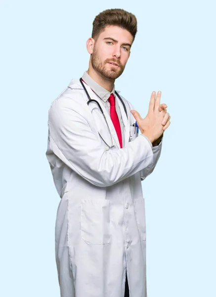 Junger Gutaussehender Arzt Medizinischem Mantel Mit Symbolischer Waffe Und Handgeste — Stockfoto